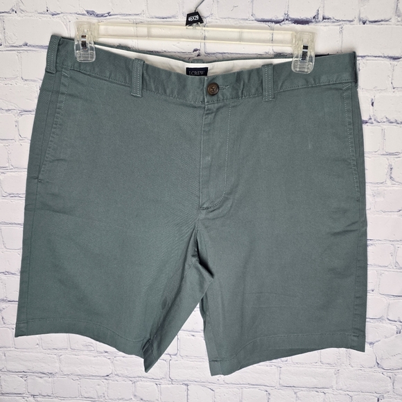 J. Crew Men's Flat Front Shorts in Green 9" Inseam Size 35 - Picture 1 of 5